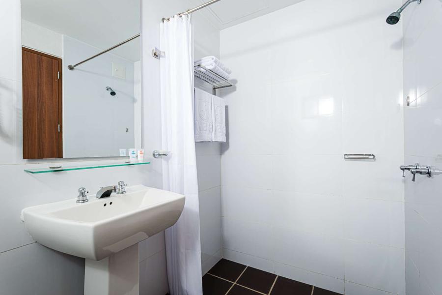 Baño Habitación Estándar Queen Baño Habitación Estándar Queen Hotel Waya Guajira